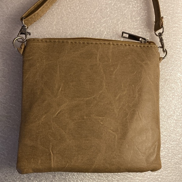 NWOT - Tan Crossbody Zippered Bag Adjustable Strap & Front Floral Design Pocket - Picture 3 of 10